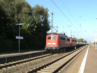 BR 140 in Doppeltraktion mit Stahlrollenzug von Köln kommend im Bhf Sechtem