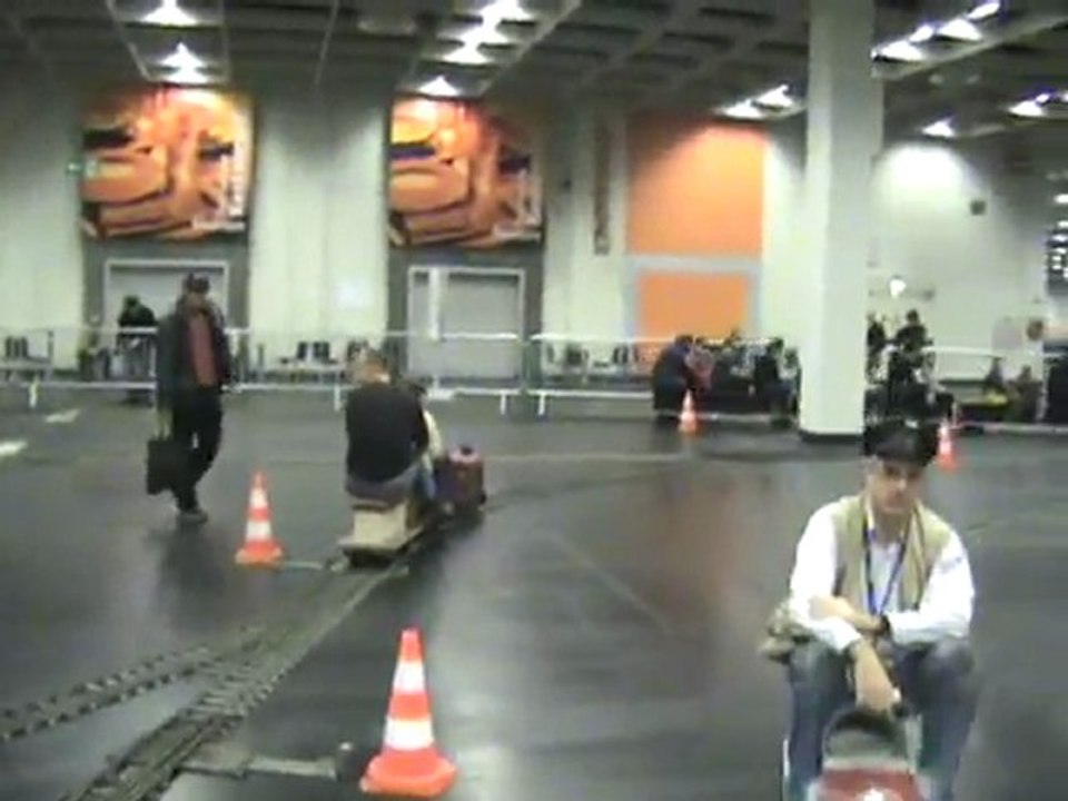 Feldbahn wird repariert. Jenbach Pony verläßt die Schiebebühne. T3 setzt sich in Bewegung