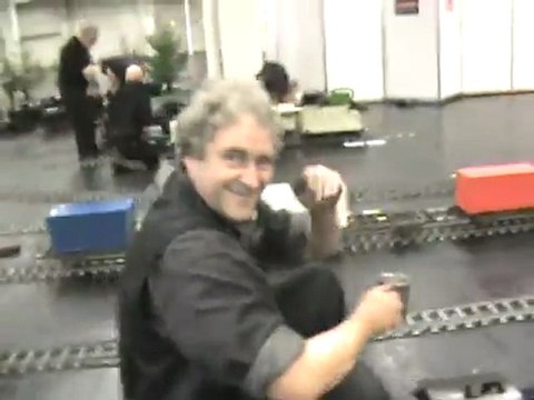 Simplex Dampflok fährt auf die fünf Zoll Strecke. Der Lokführer trinkt derweil Kaffe