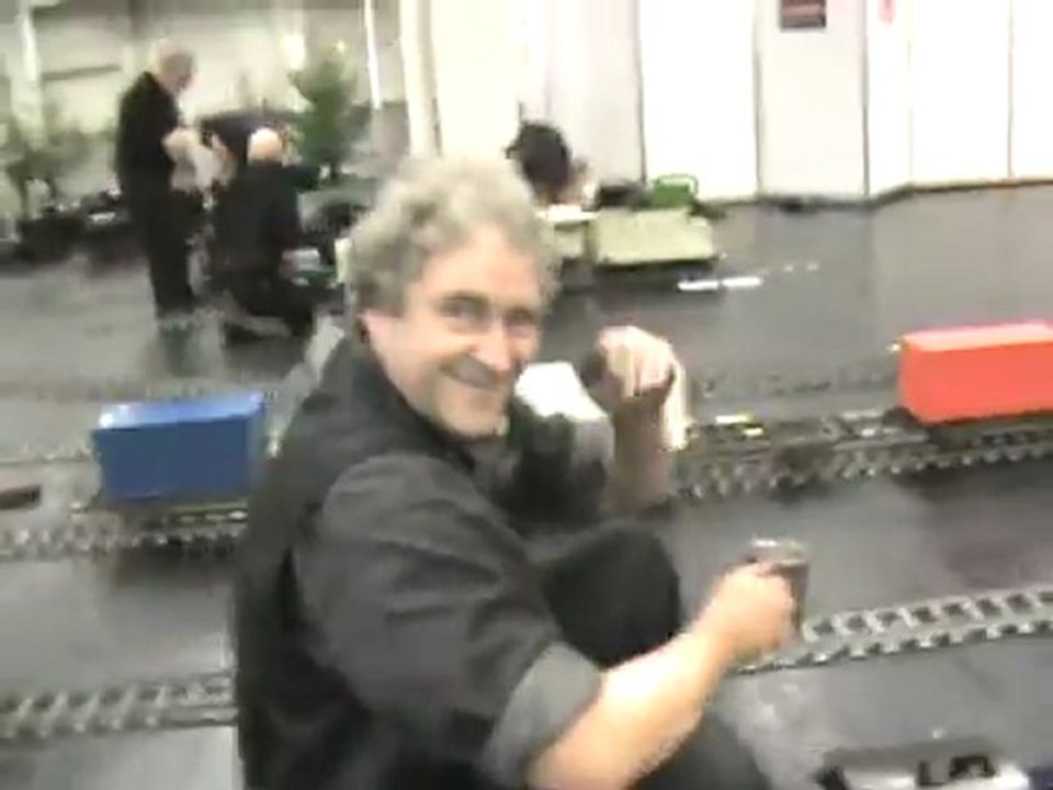 Simplex Dampflok fährt auf die fünf Zoll Strecke. Der Lokführer trinkt derweil Kaffe