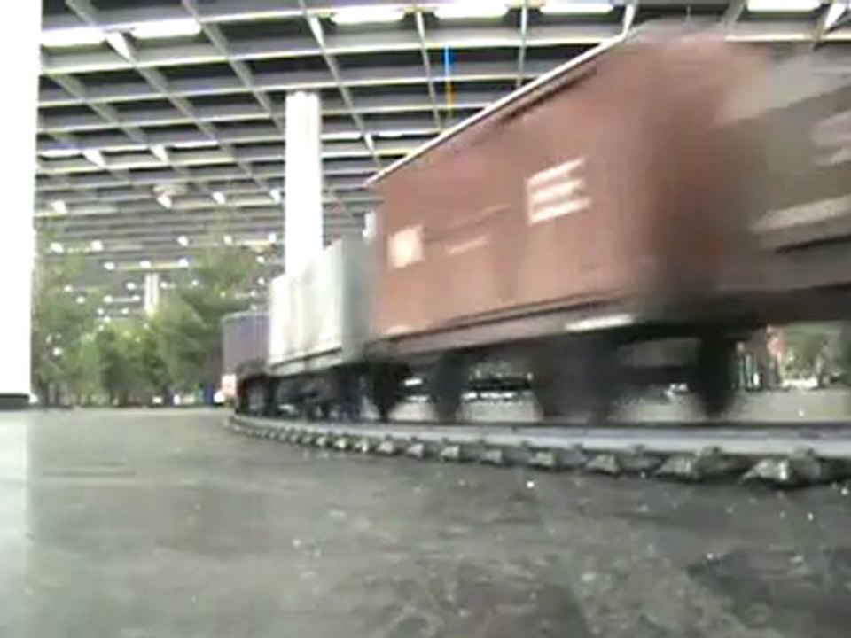 Livesteam Meeting Cologne 2008 A British Steamloco and it´s engineer are driving past