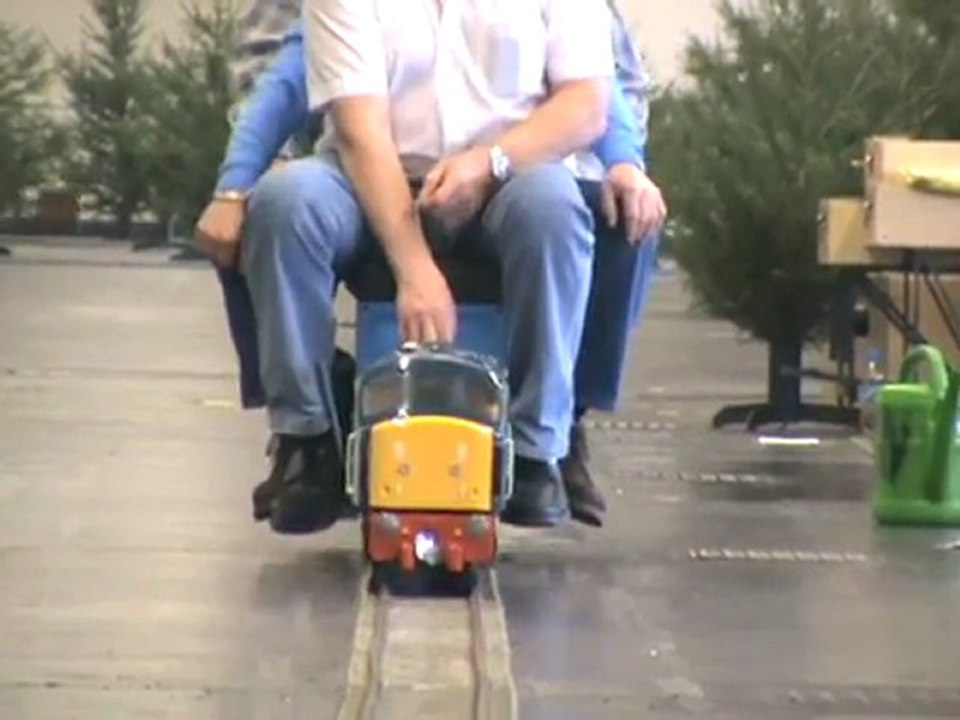 Cologne Livesteam Meeting 2008 A British Diesel Engine with it´s crew is approaching