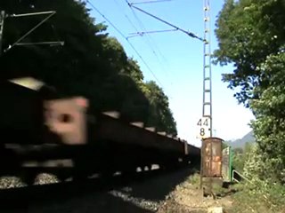 BR140 in Doppeltraktion mit leeren Stahlrollenanhängern von Koblenz nach Bonn bei Rolandswerth