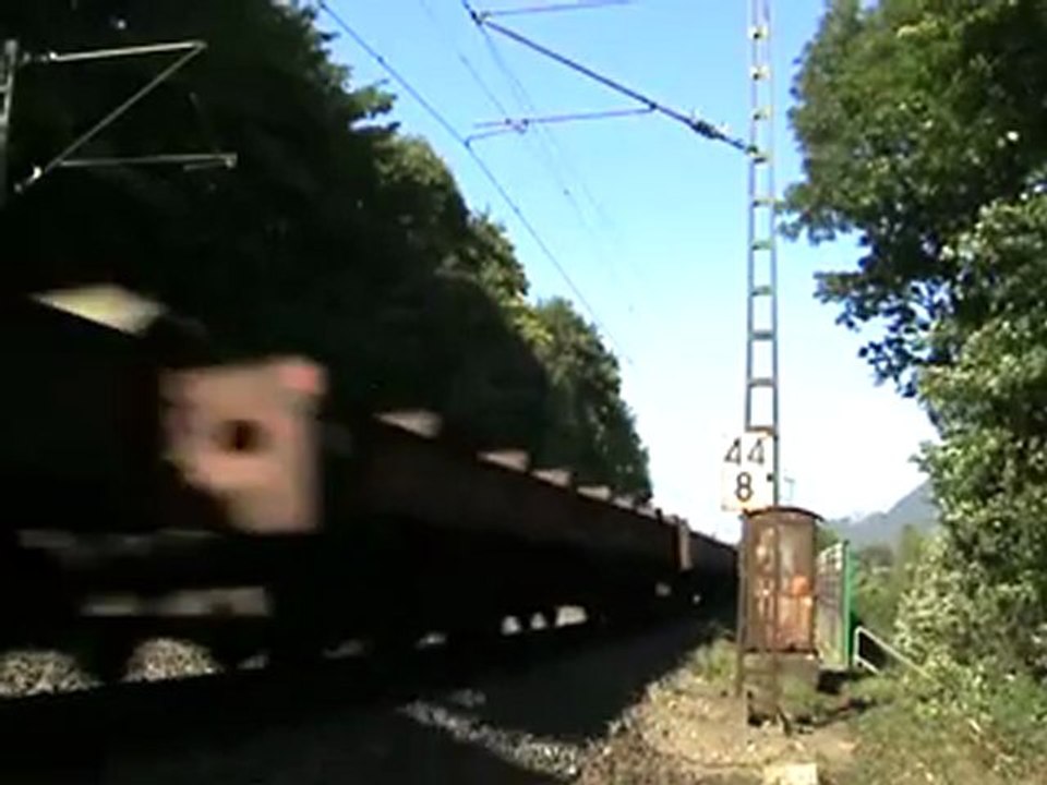 BR140 in Doppeltraktion mit leeren Stahlrollenanhängern von Koblenz nach Bonn bei Rolandswerth