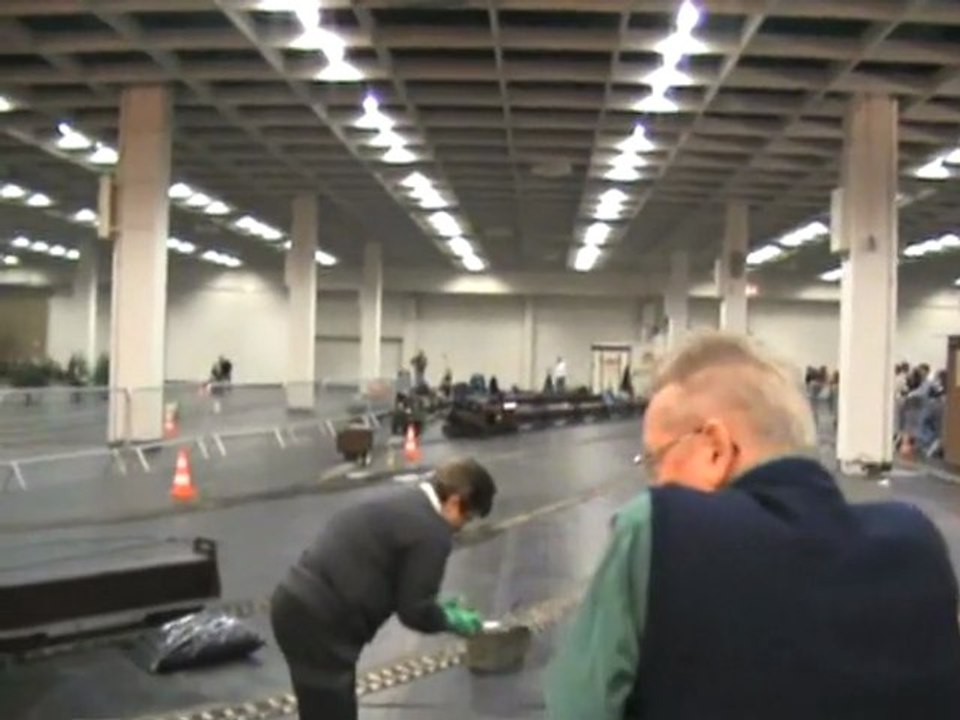 Echtdampfhallentreffen Köln 2008 Foden Dampfsattelzug setzt sich in Bewegung und Publikumszug kommt im Besucher Bhf an