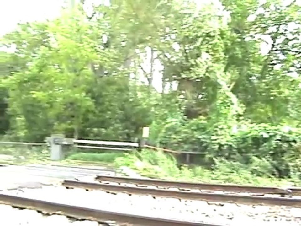 BR 143 mit Dostos nach Bad Honnef und BR 110 mit Personenwagen nach Süden bei Rheinbreitbach