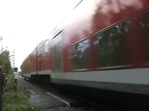 BR143 in einem Regenschauer mit Dostos von Bad Honnef nach Linz am Rhein bei Rheinbreitbach