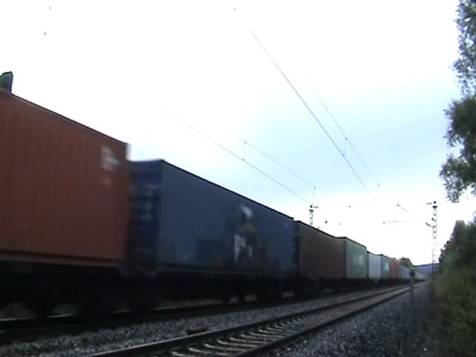 BR151 mit Containerzug auf dem Weg nach Köln-Bonn bei Rheinbreitbach