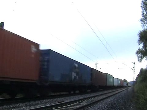 BR151 mit Containerzug auf dem Weg nach Köln-Bonn bei Rheinbreitbach