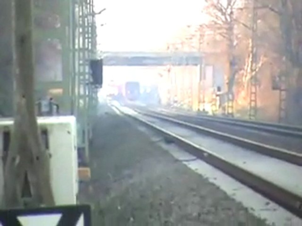 BR151 in Doppeltraktion vor Schüttgutwagenzug Richtung Köln und BR185 mit Kesselwagenzug Richtung Bonn bei Bornheim