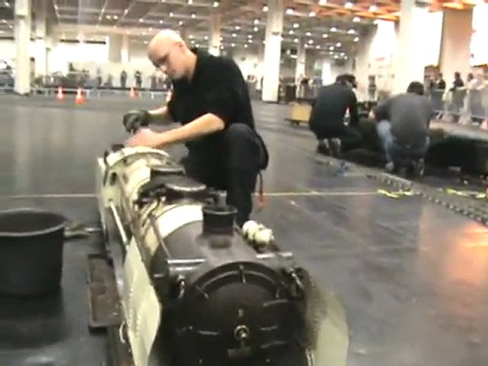 Echtdampfhallentreffen EDHT Köln 2008 Der Lokführer der BR01 mit dem Fotoanstrich erzählt einige Sachen über die Lok