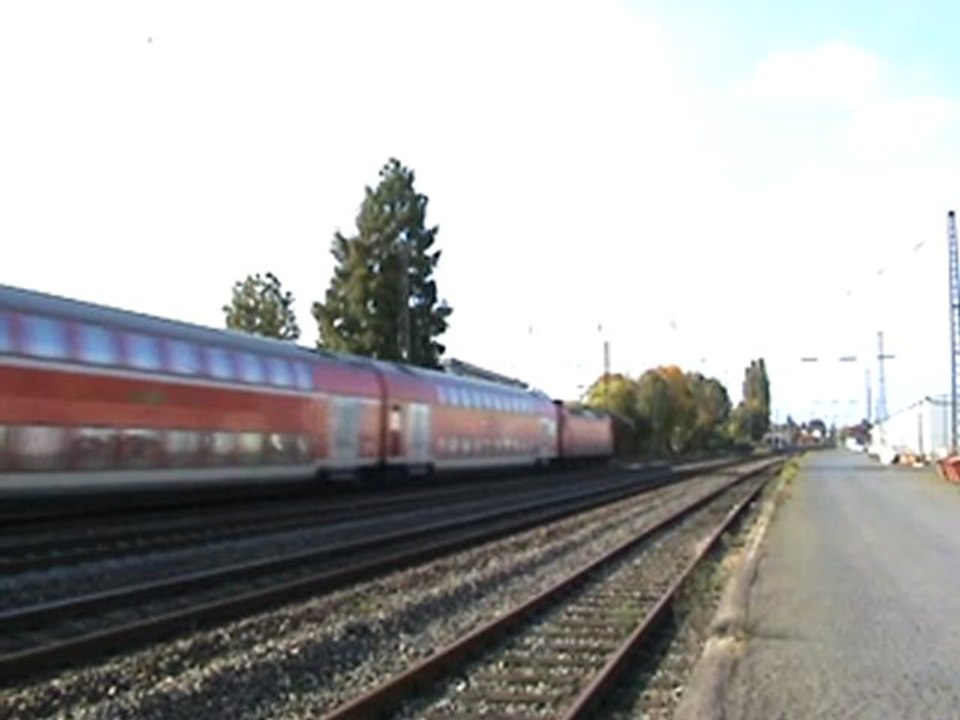 BR152 schiebt Dostos in Richtung Bonn beim Bhf Roisdorf