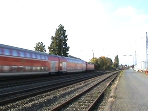 BR152 schiebt Dostos in Richtung Bonn beim Bhf Roisdorf