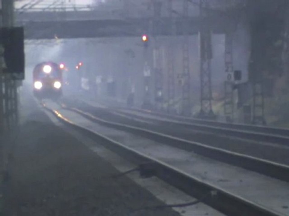 Class 66 zieht mak und einen gedeckten güterwagen gen süden bei bornheim