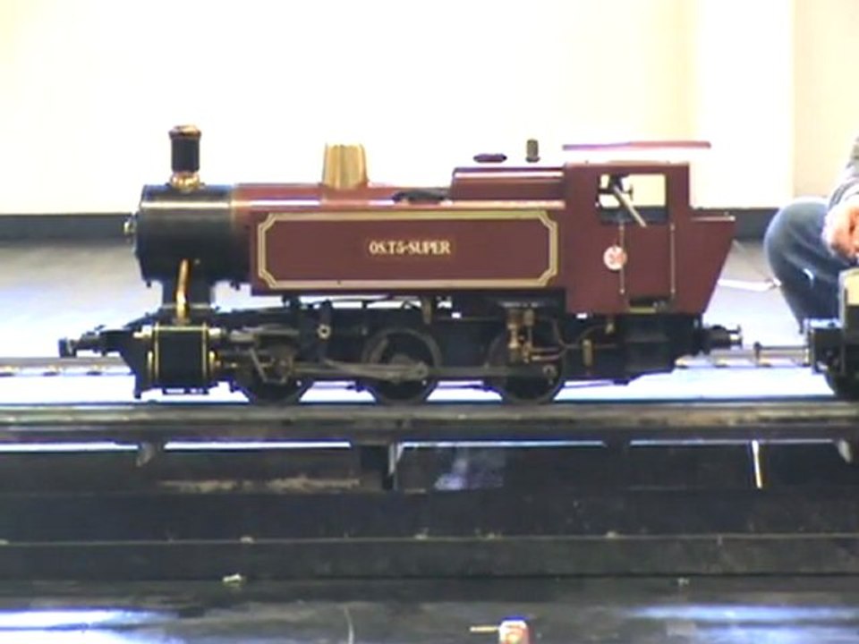 Echtdampfhallentreffen EDHT Köln 2008 Eine Dampflok fährt auf das Abschlackgleis und entschlackt während andere Loks munter duch die Gegend fahren