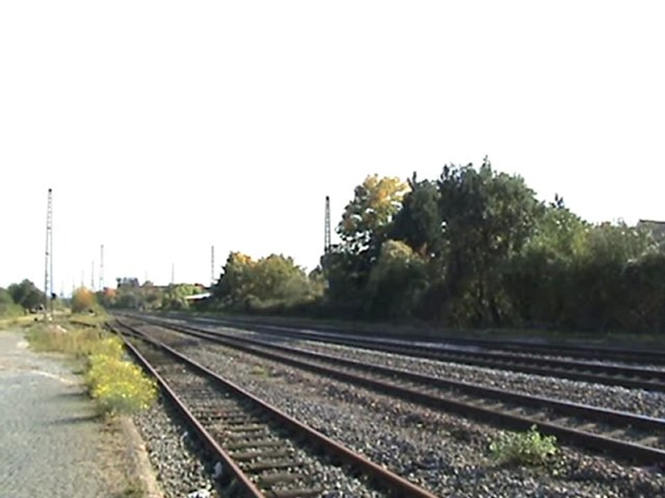 BR101 schiebt IC Personenzug nach Köln beim Bahnhof Roisdorf