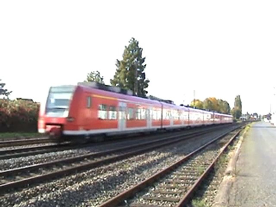 BR152 der schweizer Firma Crossrail nach Süden und BR425 nach Köln