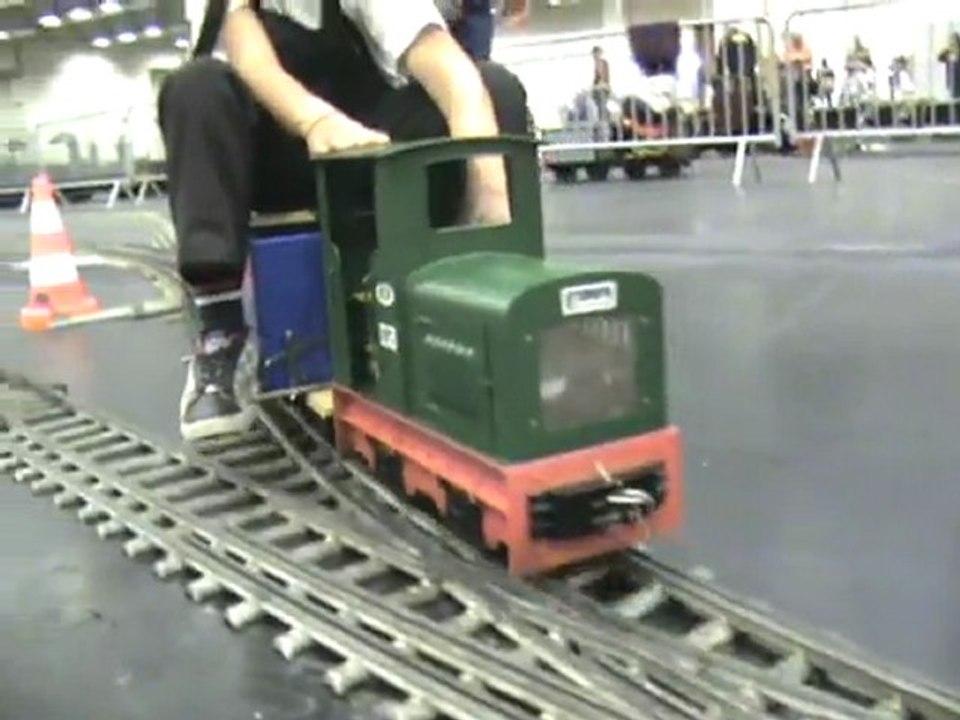 Echtdampfhallentreffen Köln 2008 Feldbahn B-Kuppler mit Loren auf siebeneinviertel Zoll Spur