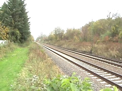 Zwei BR143 bilden ein Dosto-Sandwich und fahren in Richtung Köln-Bonn-Bad Honnef bei Rheinbreitbach