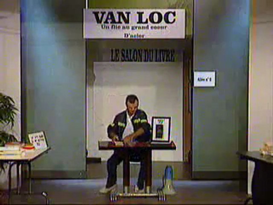 Van Loc dédicace son livre