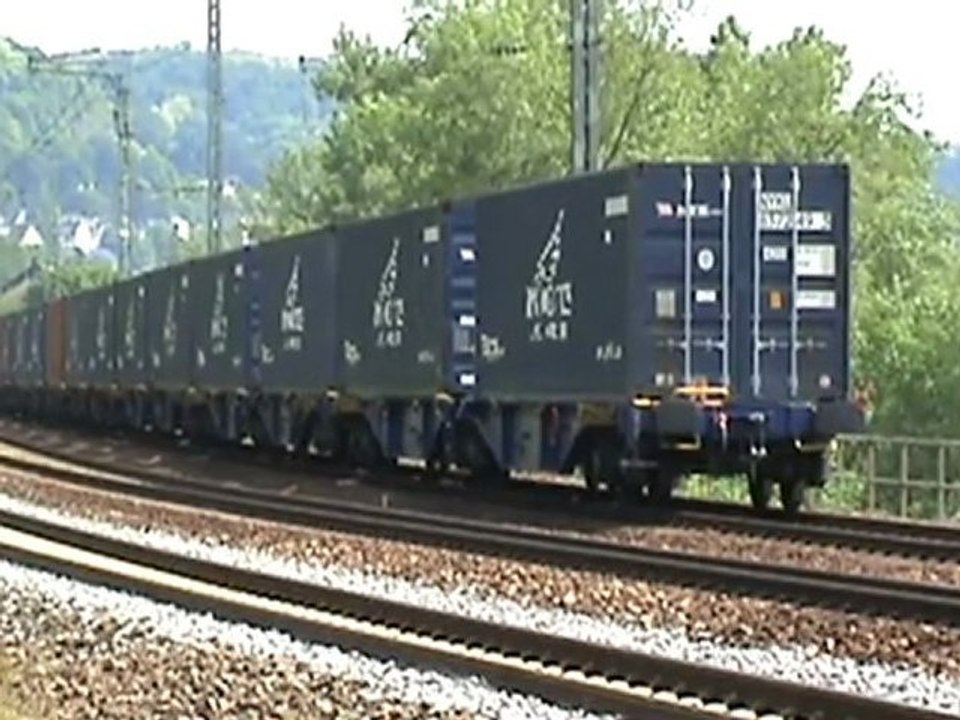 BR186 von ITL hält mit Containerzug vorm Bf Linz während ein Taurus mit Containerzug überholt