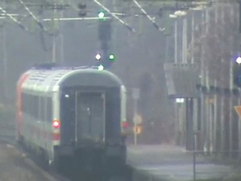 Beim Bahnhof Brohl rauscht ein IC mit BR101 Richtung Koblenz