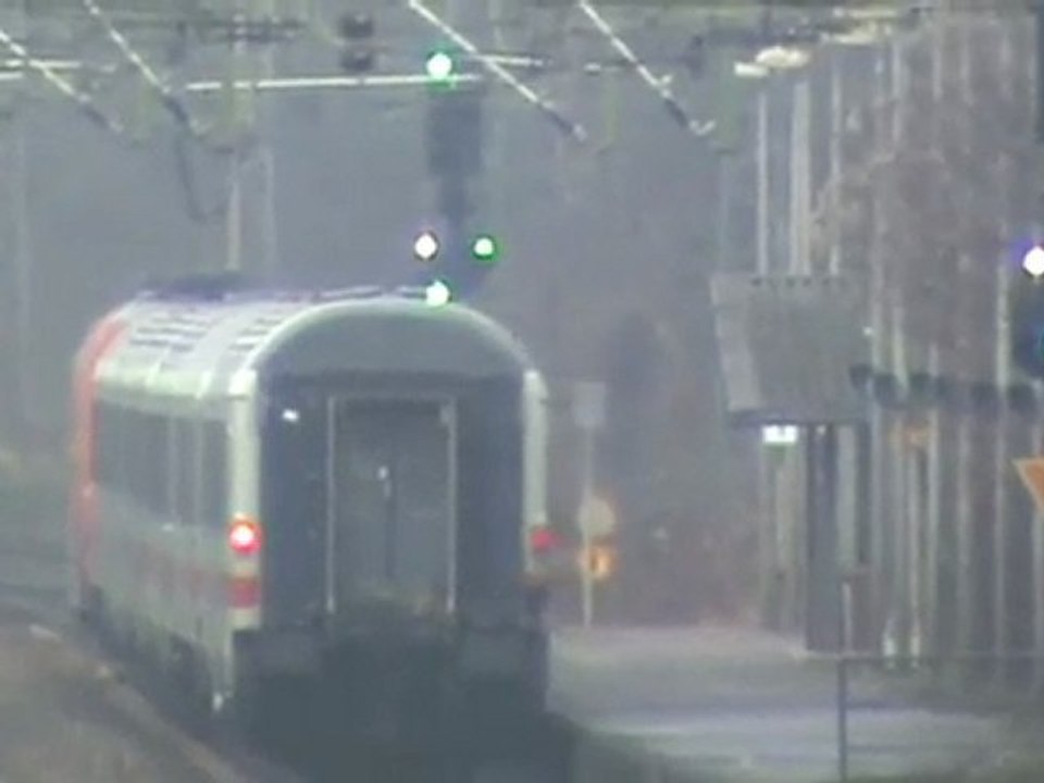 Beim Bahnhof Brohl rauscht ein IC mit BR101 Richtung Koblenz