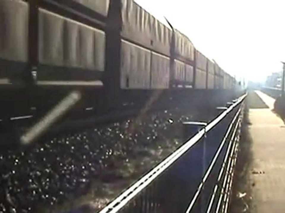 BR151 in Doppeltraktion vor Erzlorenzug bei Bonn Beuel Süd Richtung Koblenz