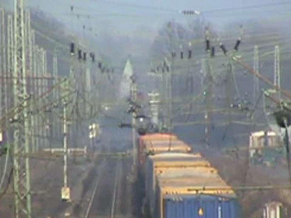 BR155 bei Bonn Hangelar mit Containerzug nach Köln