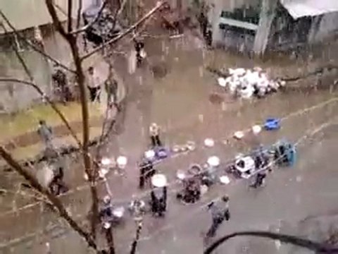 فري برس حمص باب السباع الناس يجمعون ماء الثلج من اجل الشرب