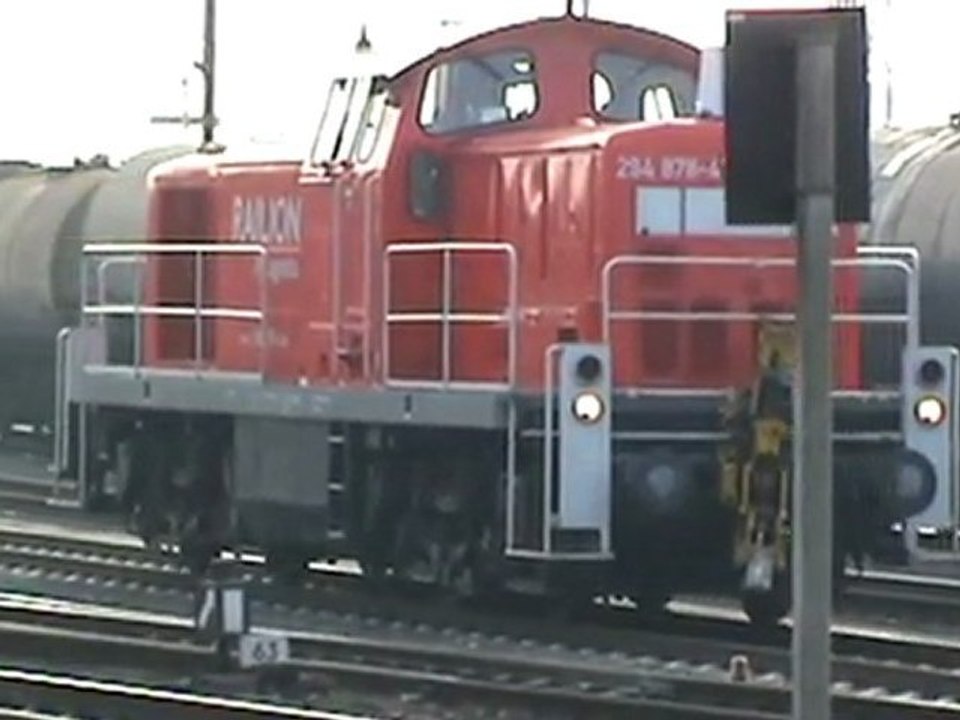 BR294 rangiert auf dem Rbf Gremberg beim Stellwerk Gnf