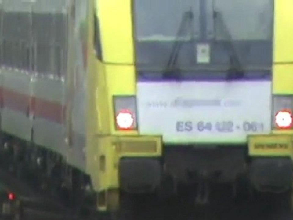 Taurus mit IC nach Koblenz beim Bf Brohl mit einem Dispolok Taurus im Schlepp