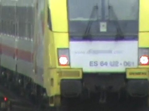 Taurus mit IC nach Koblenz beim Bf Brohl mit einem Dispolok Taurus im Schlepp