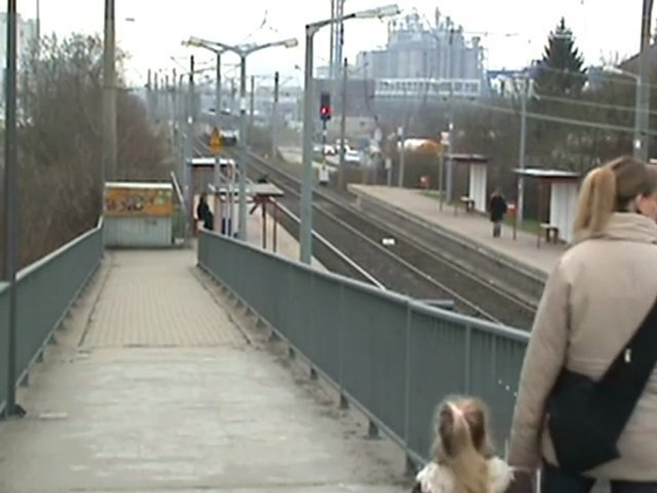 Stadtbahn Richtung Bonn hält beim Rangierbahnhof der HGK in Godorf