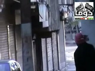 فري برس هجوم الأمن والشبيحة على التشييع منير رمضان دوما 1 3 2012 ج1