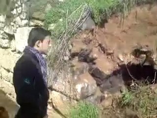 فري برس ادلب حاس اثار القصف بين المنازل 1 3 2012