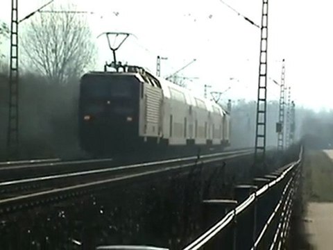 BR185 nach Koblenz und zwei BR143 als Dosto Sandwich nach Bonn Beuel in Bonn Beuel Süd