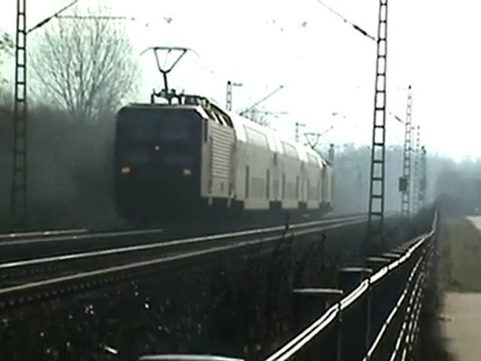BR185 nach Koblenz und zwei BR143 als Dosto Sandwich nach Bonn   Beuel in Bonn   Beuel Süd