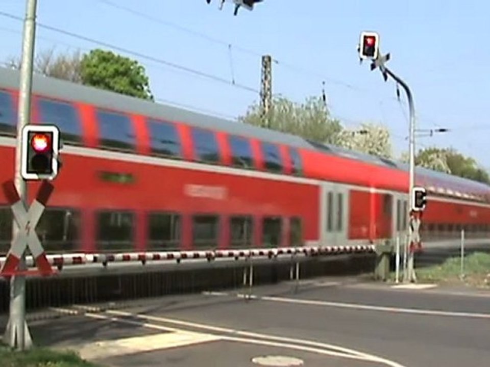 BR155 nach Koblenz und BR146 nach Bonn Hbf beim Bahnübergang Bonn Gronau