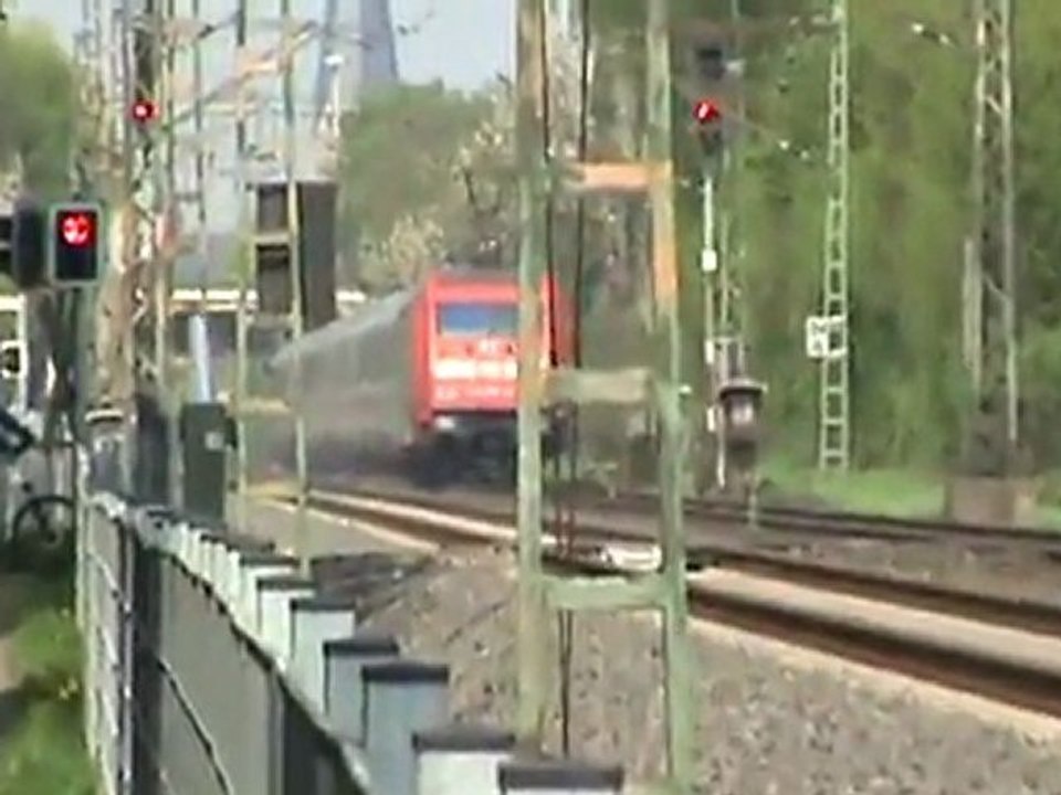 BR101 schiebt IC nach Bonn Hbf neben der Josef Beuys Allee in Bonn