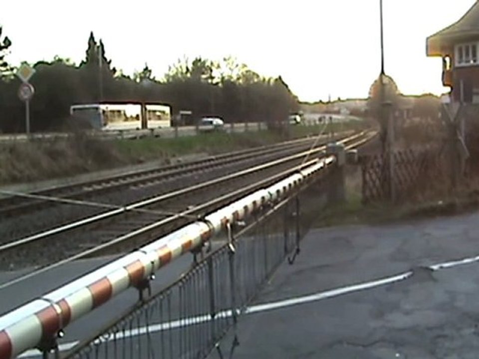 Altes Läutwerk am BÜ beim Stellwerk Df in Bonn Duisdorf mit Bombardier Talent nach Euskirchen