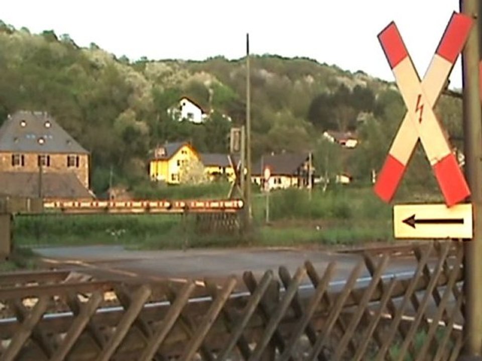 BR425 und Vossloh G2000 in Unkel mit Bauzug Richtung Koblenz