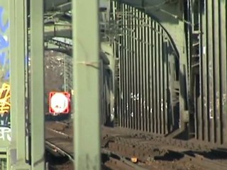 Ein Blimp, eine BR155 mit gemischtem Güterzug und die Südbrücke