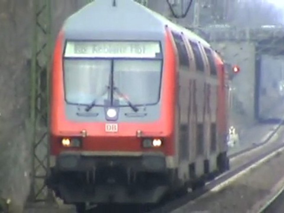 BR185 der MRCE mit Schüttgutwagen nach Köln und BR143 mit Dostos nach Koblenz bei Bonn