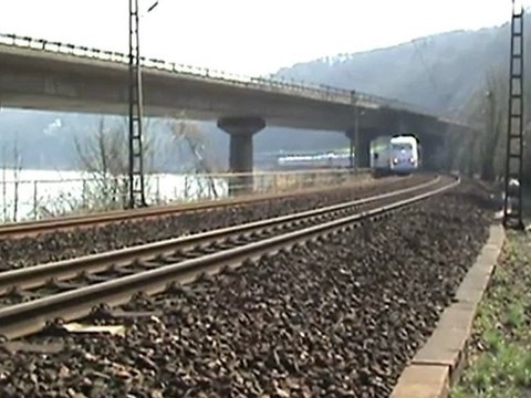 ICE - I von Koblenz nach Köln beim Unkelbachtal am Rhein