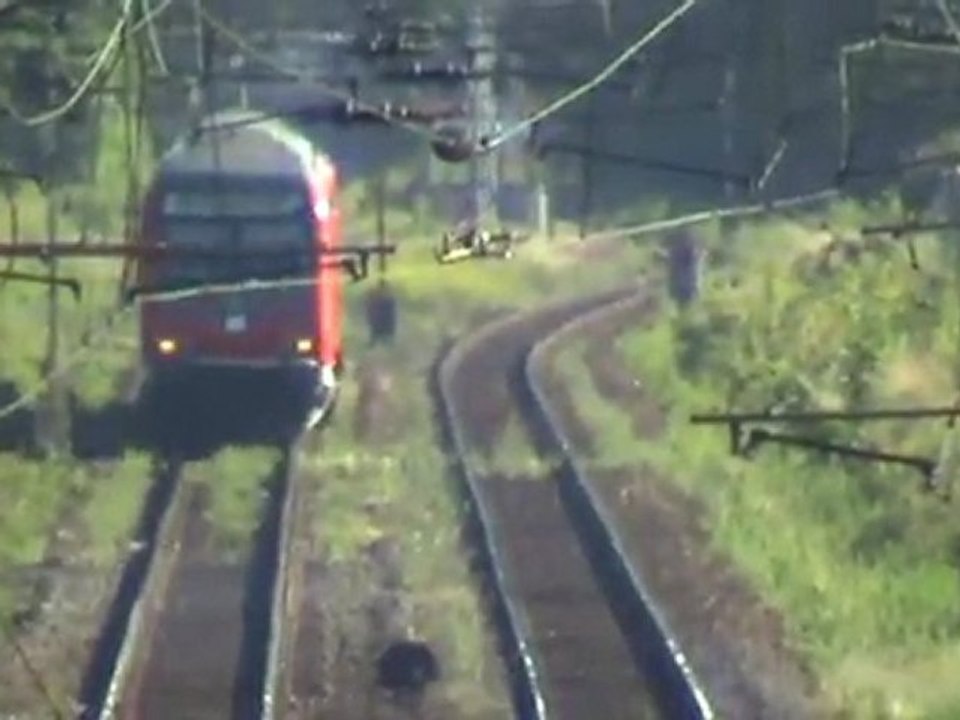 BR185 bei St Augustin Hangelar mit Intermodalzug nach Köln und BR143 mit Dostos nach Bonn Beuel