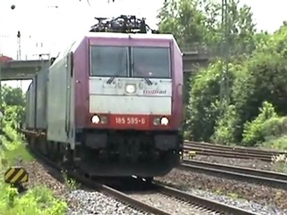 BR185 von Crossrail durchfährt mit Containerzug den Bf Remagen Richtung Köln Bonn