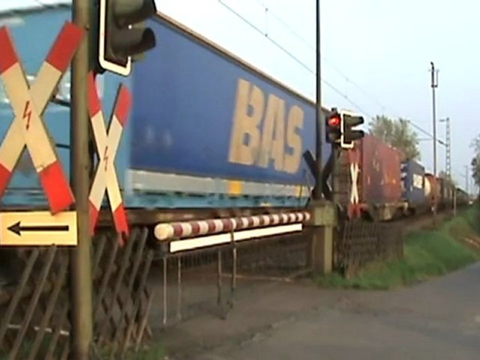 Vossloh G2000 bei Unkel mit Schüttgutwagen nach Köln und BR185 mit Intermodalzug Richtung Neuwied