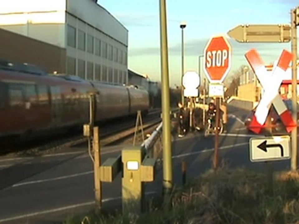 Bahnübergang am Weck Werk in Bonn Duisdorf mit Talent BR644 nach Euskirchen