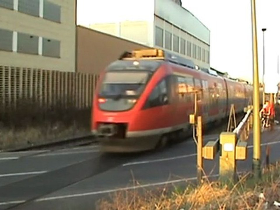 Bahnübergang am Weck Werk mit Talent BR644 kurz vor Eintreffen im Bf Bonn Duisdorf